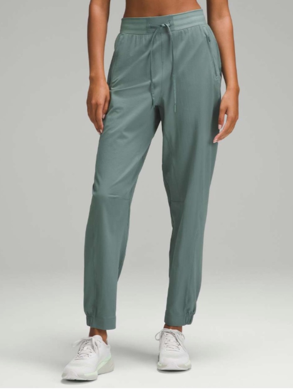 LULULEMON • License to Train High-Rise Pant
Medium Forest joggers size 8